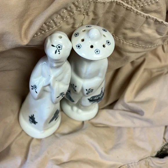 Blue Willow Salt and Pepper Shakers - Picture 4 of 9